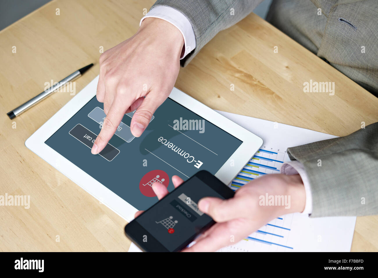 Le mani di un uomo utilizzando il cellulare e il computer tablet mentre lo shopping online. Foto Stock
