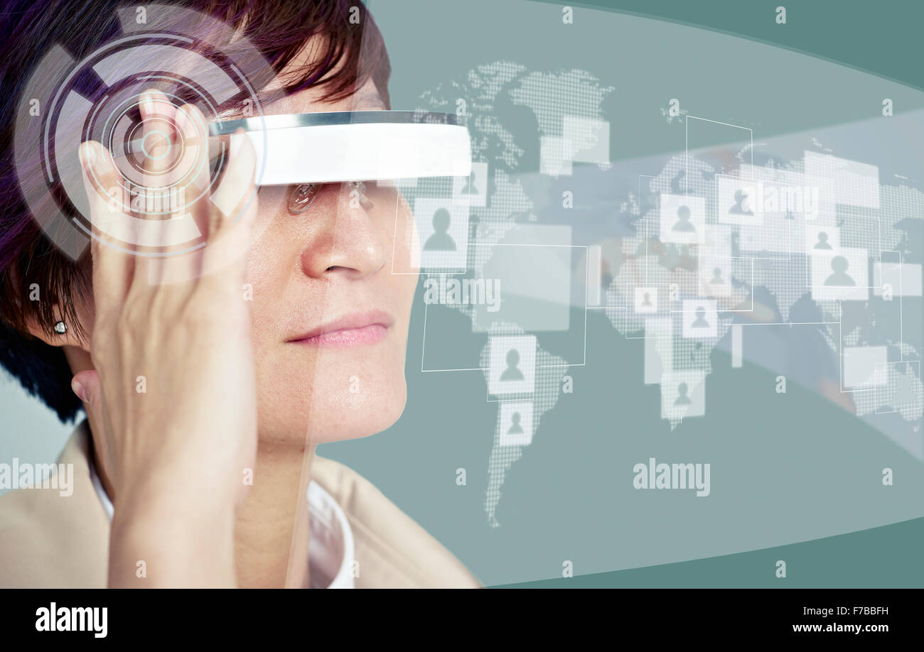 La donna la visualizzazione di contenuti attraverso una testa del dispositivo montato. Foto Stock