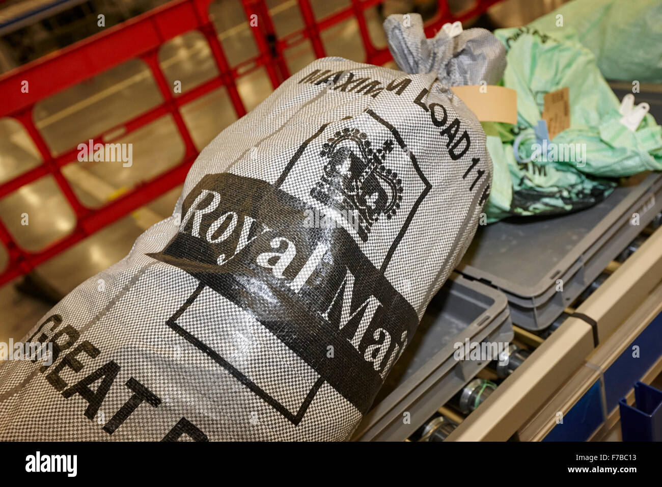 Royal Mail post sacchi postali sul nastro trasportatore in ufficio di smistamento nel Regno Unito Foto Stock