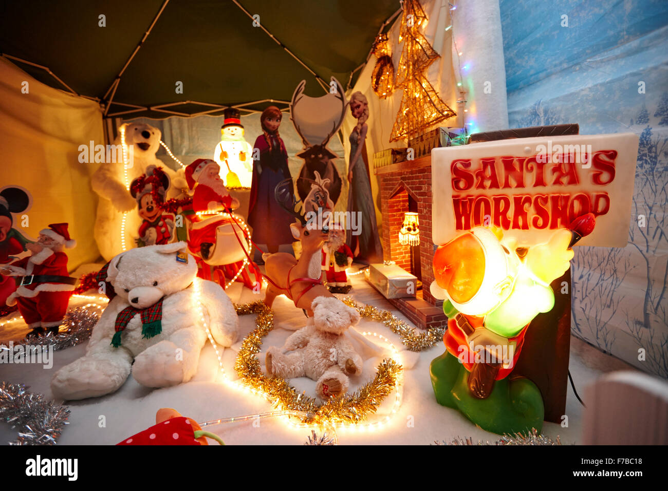 Santas workshop visualizzano in un temporaneo stagionale santa grotta nel Regno Unito Foto Stock