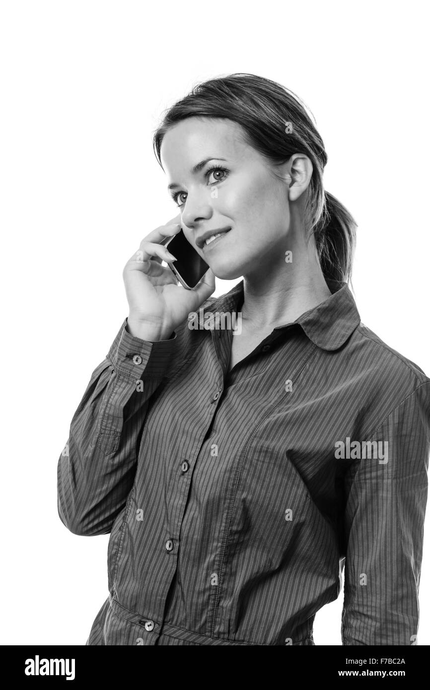 Business donna indossa una maglietta marrone su un telefono cellulare in chat Foto Stock