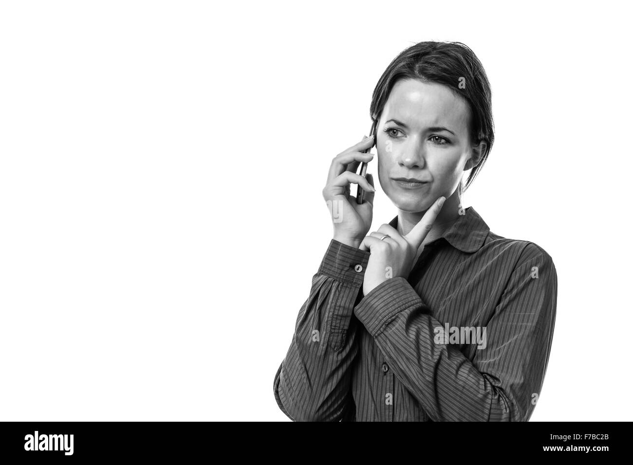 Business donna indossa una maglietta marrone su un telefono cellulare in chat Foto Stock