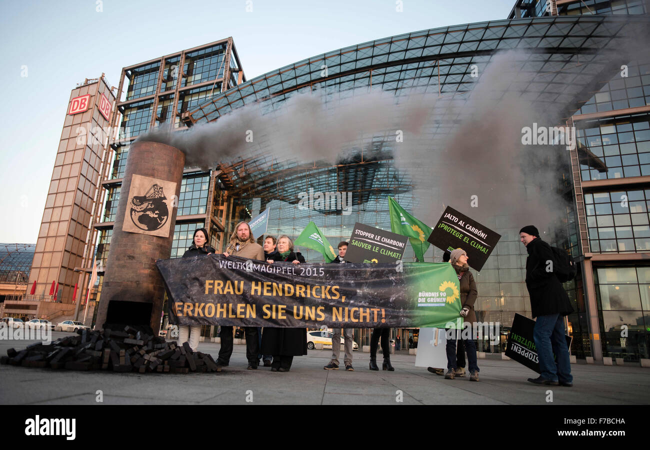 Berlino, Germania. 28 Nov, 2015. Membri della Buendnis90/die Gruenen partito, Simone Pietro (c), a una protesta themed "Frau Hendricks, verkohlen Sie uns nicht', chiamando per l'ambiente tedesco il Ministro Hendricks per evitare di carbone, al di fuori della principale stazione ferroviaria di Berlino, Germania, 28 novembre 2015. I Verdi chiedono al governo tedesco di apportare un chiaro impegno per l'energia sostenibile al vertice sul clima che si terrà a Parigi. Foto: GREGOR FISCHER/DPA/Alamy Live News Foto Stock