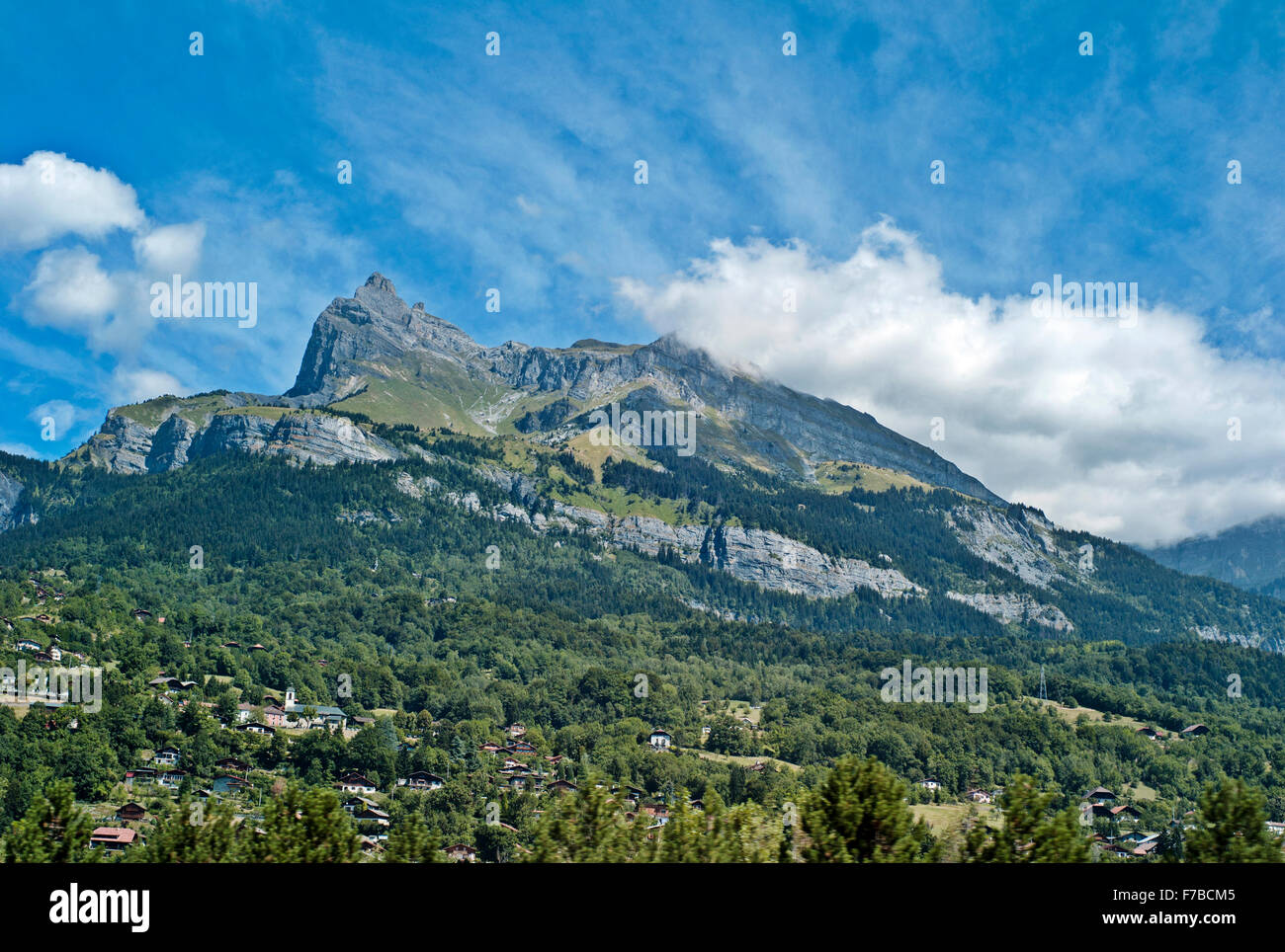 Massiccio del Monte Bianco, Francia, Haute Savoie, Megeve erba e cielo verde ,n. neve, nuvole, cielo blu Foto Stock