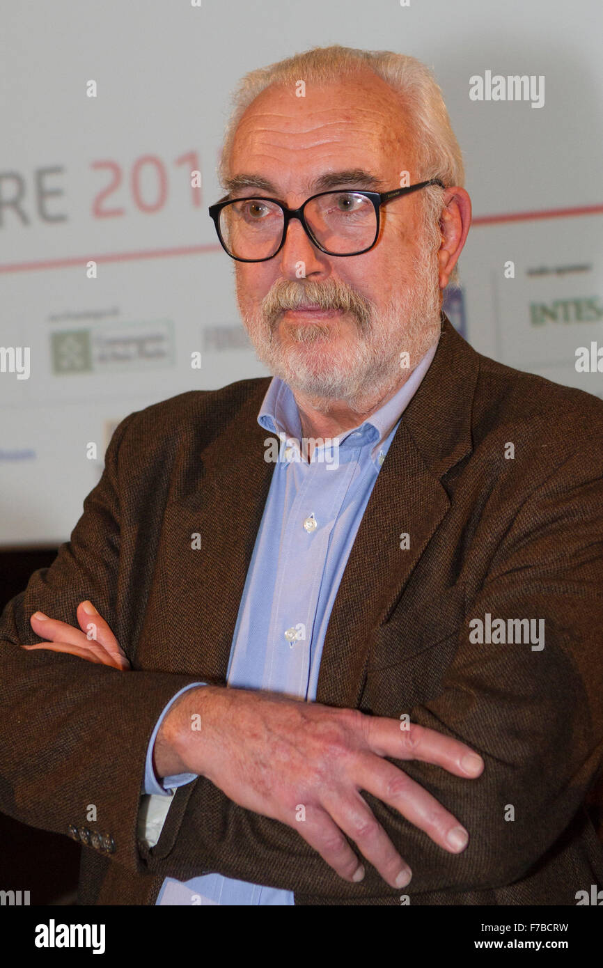 Torino, Italia. 27 Nov, 2015. Fumetto artista Francesco Tullio Altan è ospite del Torino Film Festival il Torino Film Festival (chiamato anche il Torino Film Festival, TFF) è un festival cinematografico internazionale che si svolge ogni anno a Torino, Italia. Tenuto ogni anno a novembre, è la seconda più grande festival del cinema in Italia, dopo il Festival del Cinema di Venezia. © Marco Destefanis/Pacific Press/Alamy Live News Foto Stock