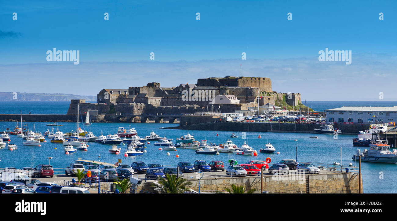 Castle Cornet, Guernsey, St Peters porta. Vista dal porto che si affaccia sul mare. Foto Stock