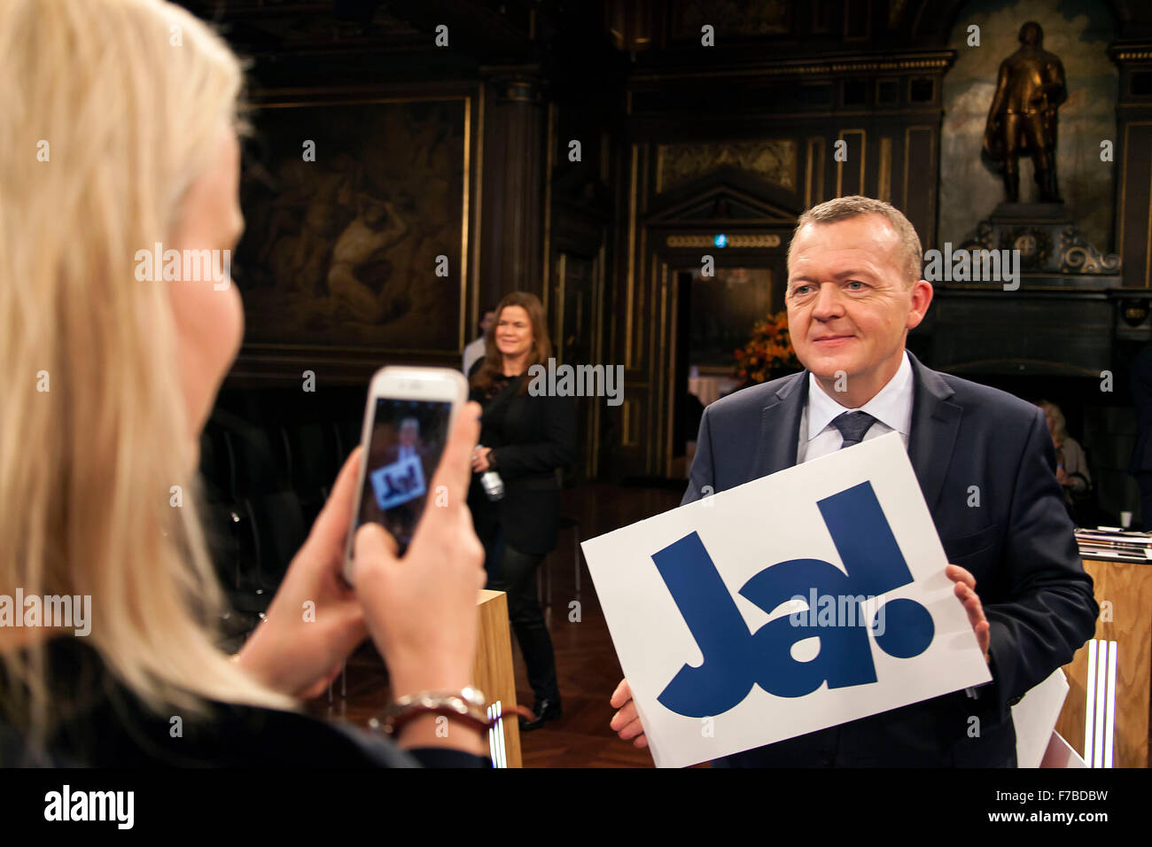 Copenhagen, Danimarca, Dicembre 28th, 2015. Un sostenitore del "sì" al danese referendum UE prende una foto del PM, Lars Loekke Rasmussen, tenendo un " sì " segno, dopo la TV2 trasmesso leader del partito match-fino al Børsen. Credito: OJPHOTOS/Alamy Live News Foto Stock