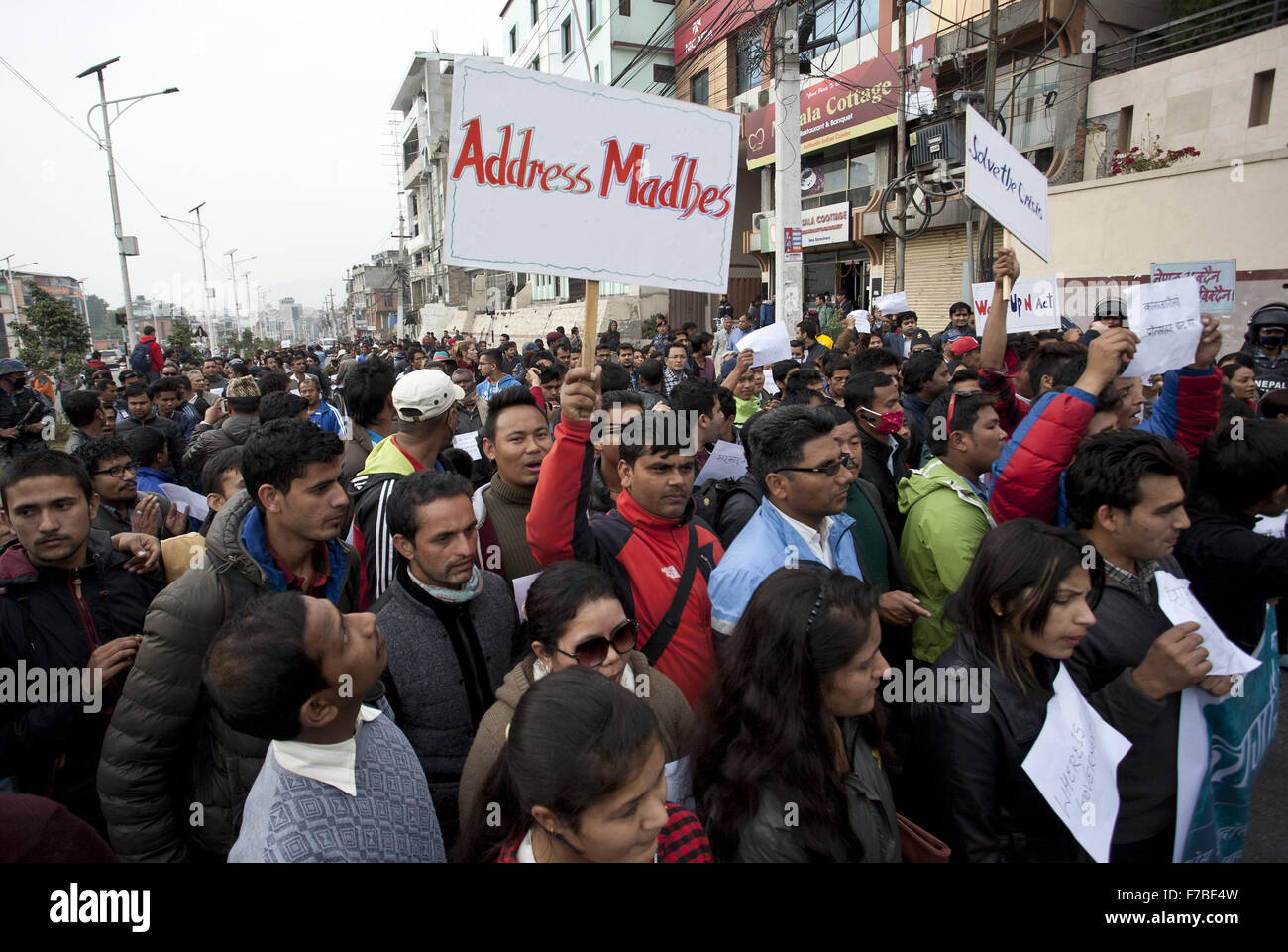 Kathmandu, Nepal. 28 Nov, 2015. Popolo nepalese protestare e gridare slogan durante il 'cittadino marzo al Parlamento" a Kathmandu, Nepal, nov. 28, 2015. Il programma è stato organizzato per pressurizzare il governo circa la situazione attuale in Madhesh e per affrontare le necessità dei terremotati. Credito: Pratap Thapa/Xinhua/Alamy Live News Foto Stock