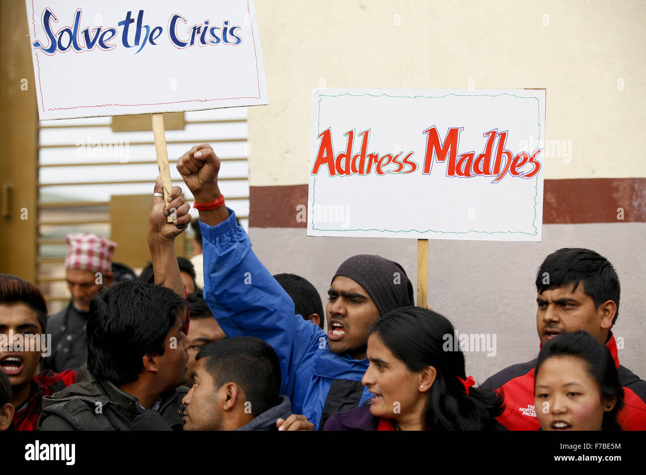 Kathmandu, Nepal. 28 Nov, 2015. Popolo nepalese con cartelli protesta e gridare slogan durante il 'cittadino marzo al Parlamento" a Kathmandu, Nepal, nov. 28, 2015. Il programma è stato organizzato per pressurizzare il governo circa la situazione attuale in Madhesh e per affrontare le necessità dei terremotati. Credito: Pratap Thapa/Xinhua/Alamy Live News Foto Stock