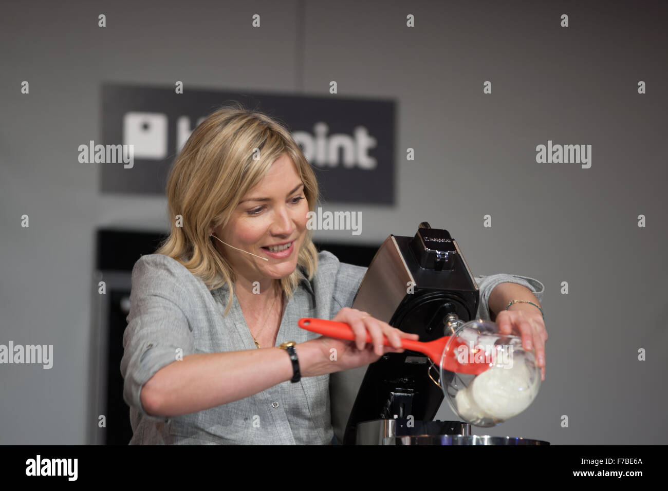 Birmingham, Regno Unito. 28 Novembre, 2015. BBC Good Food Show inverno al NEC di Birmingham. Lisa Faulkner facendo una dimostrazione di cottura sul Hotpoint credito stand: Steven roe/Alamy Live News Foto Stock