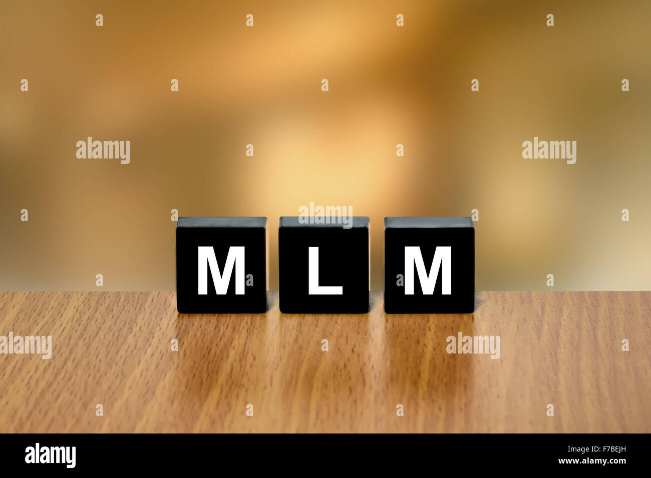 MLM o Multi Level Marketing sul blocco nero con sfondo sfocato Foto Stock