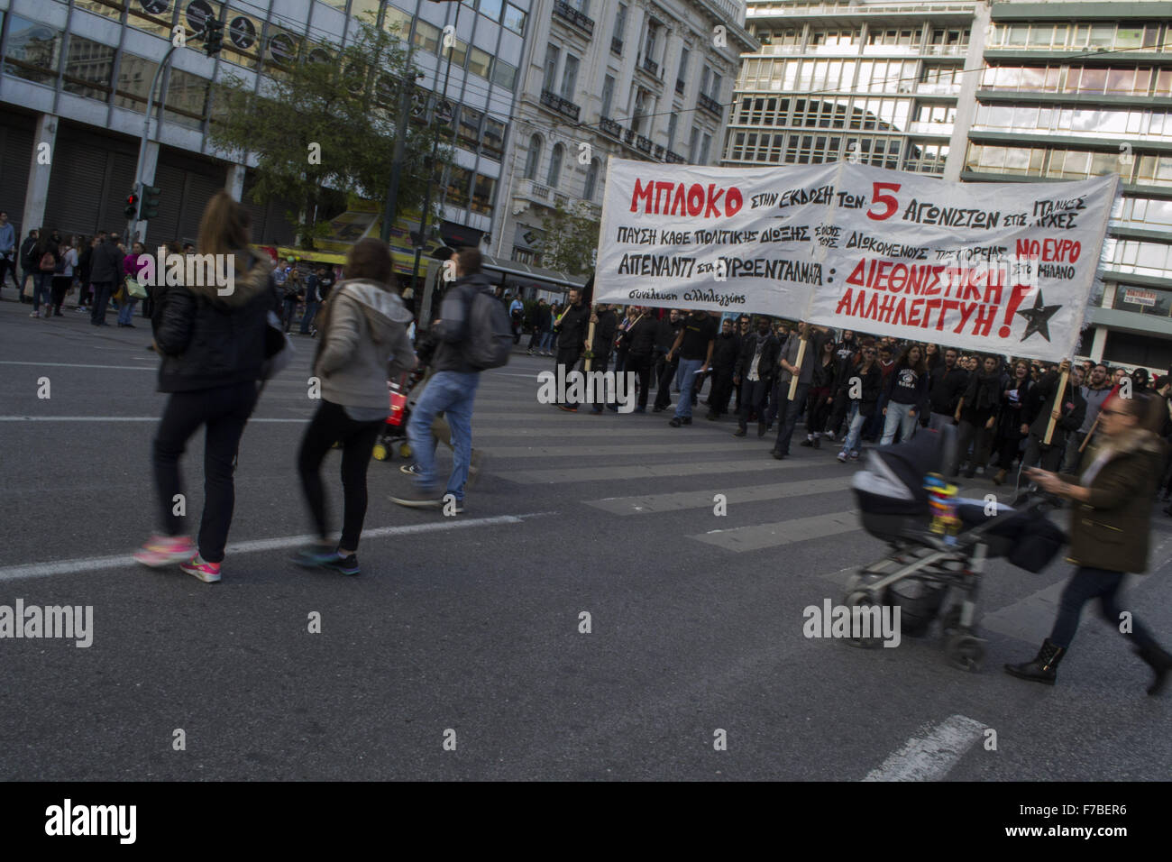 Atene, Grecia. 28 Nov, 2015. Gli anarchici tenere banner e gridare slogan come protesta contro la possibile estradizione alle autorità italiane di cinque studenti greci che hanno partecipato all'anti-capitalista dimostrazione NO Expo di Milano il 1 maggio 2015. Molti credono che questo è il primo utilizzo di un mandato di arresto europeo contro i dimostranti e fa parte della "guerra al terrorismo" utilizzata per velocizzare l'estradizione tra gli Stati membri dell'UE. Credito: Nikolas Georgiou/ZUMA filo/Alamy Live News Foto Stock