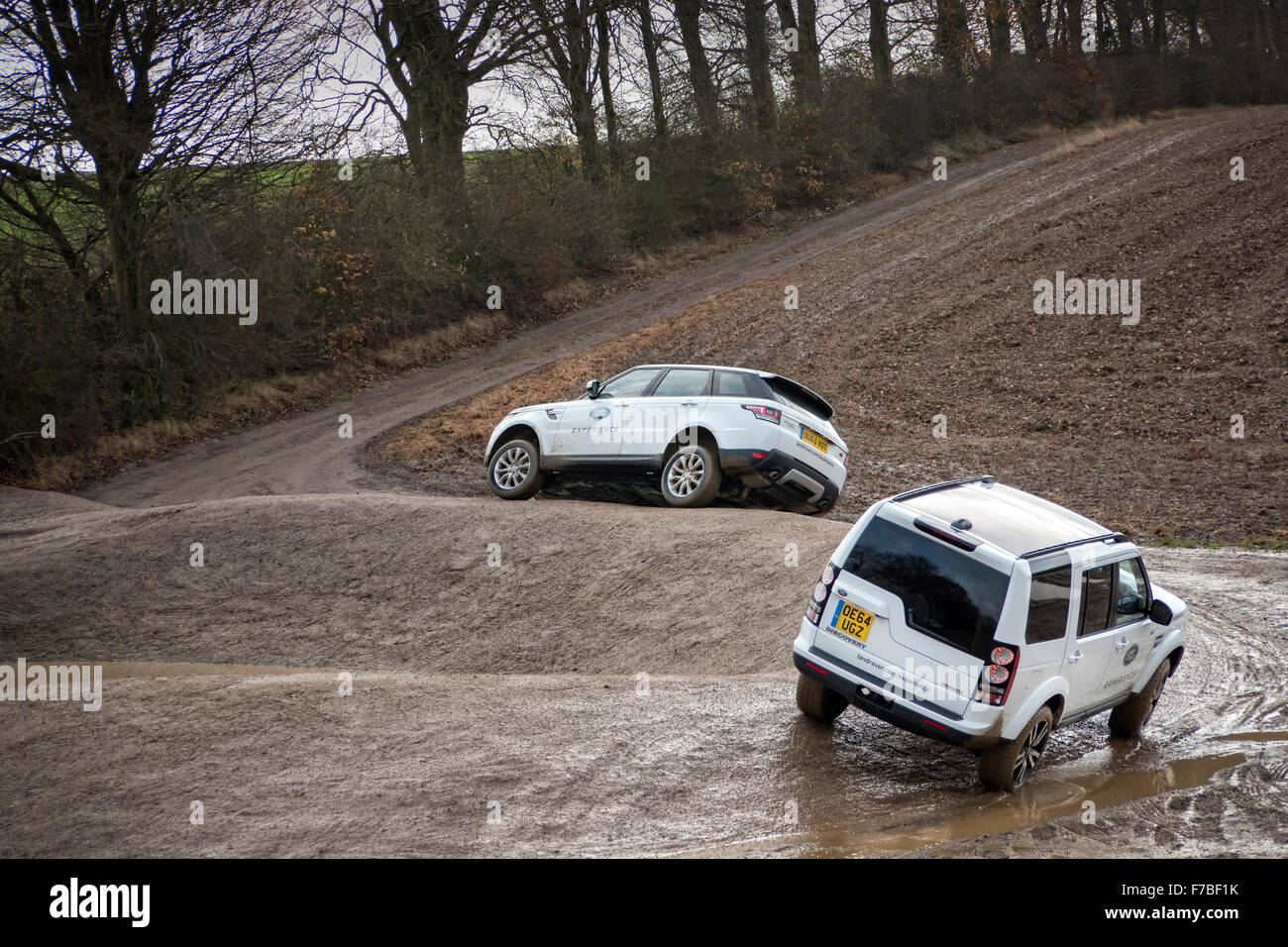 Land Rover Discovery e scoperta Sport 4x4's sul Land Rover Experience guida fuoristrada coarse Luton Hoo Bedfordshire Regno Unito Foto Stock