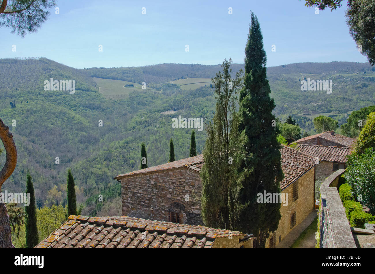 Oggi il Castello di Vicchiomaggio ha stabilito una cantina, nonché la presentazione e un ristorante che si affaccia sulla Val di Greve. Foto Stock