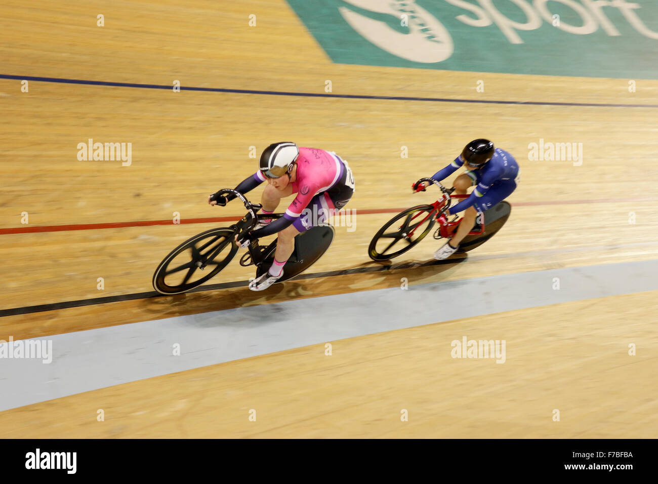 Glasgow. 28 Novembre, 2015.Serie di rivoluzione intorno a cinque. UCI Womens Gara a punti (20km). Katie Archibald passa in secondo luogo Credito: Dan Cooke/Alamy Live News Foto Stock