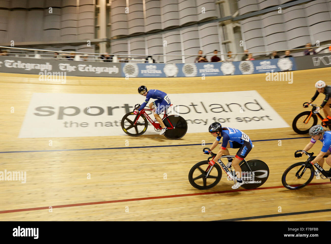 Glasgow. 28 Novembre, 2015.Serie di rivoluzione intorno a cinque. UCI Womens Gara a punti (20km). Laura Trott ottiene il primo posto Credito: Dan Cooke/Alamy Live News Foto Stock
