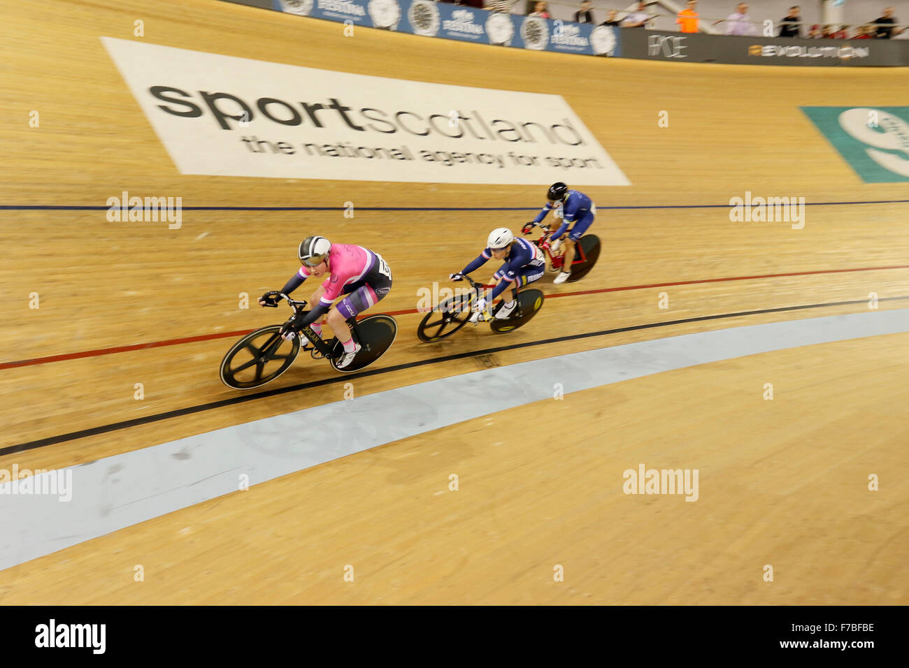 Glasgow. 28 Novembre, 2015.Serie di rivoluzione intorno a cinque. UCI Womens Gara a punti (20km). Katie Archibald passa in secondo luogo Credito: Dan Cooke/Alamy Live News Foto Stock