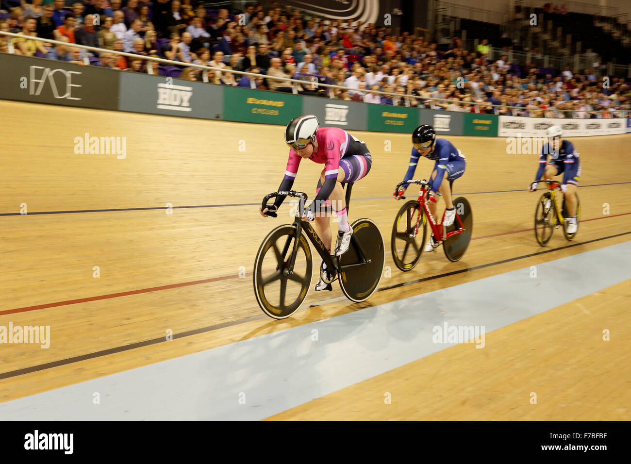Glasgow. 28 Novembre, 2015.Serie di rivoluzione intorno a cinque. UCI Womens Gara a punti (20km). Katie Archibald passa in secondo luogo Credito: Dan Cooke/Alamy Live News Foto Stock