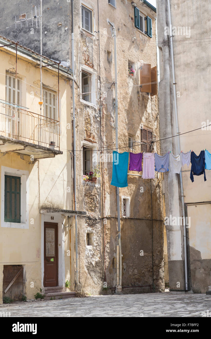 Gli edifici di vecchia costruzione in una piazza di vicoli nella città di Corfù. Corfù Foto Stock