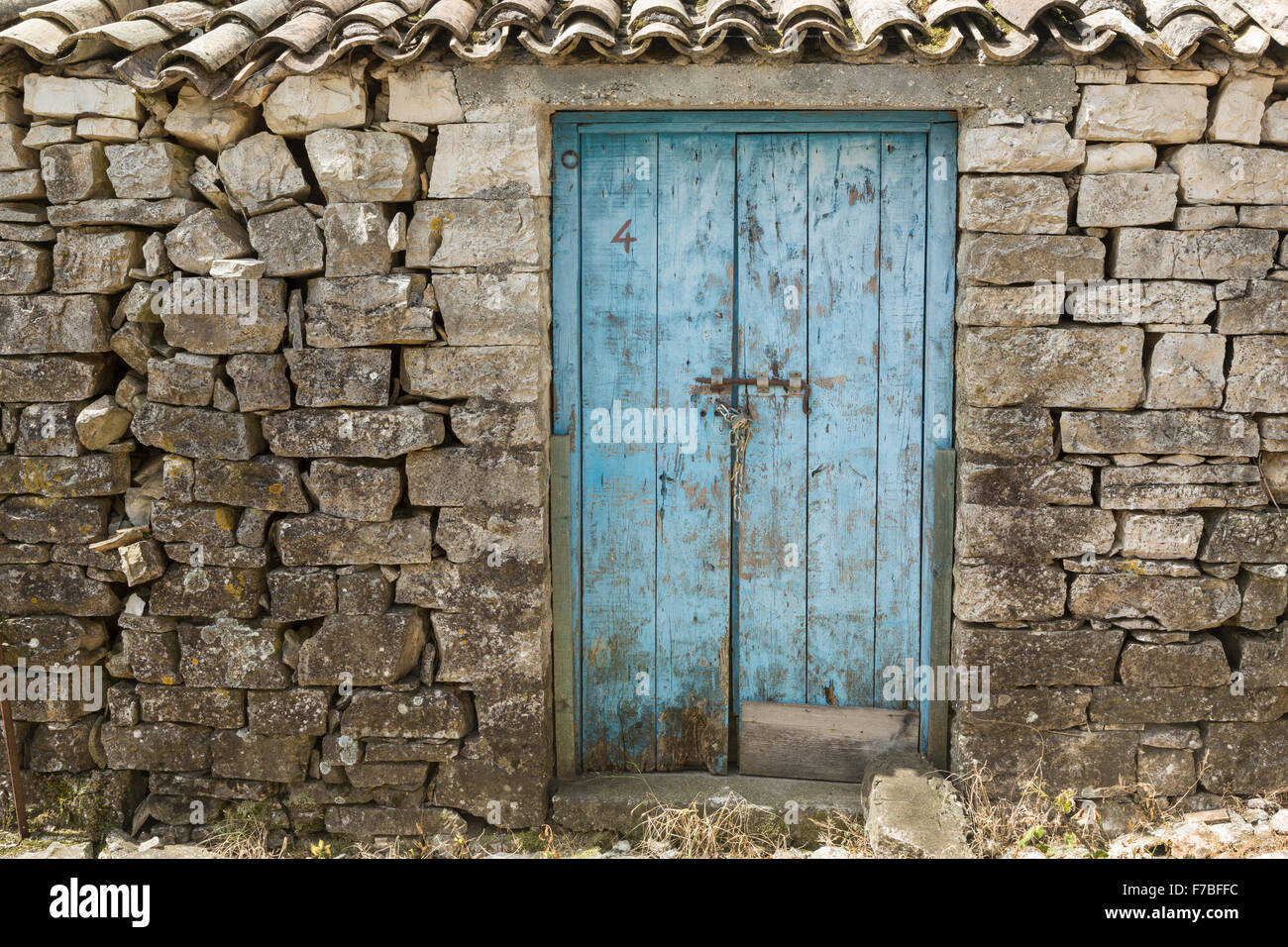 Un vecchio fienile in Meggoulas, Corfù, ha un colore blu porta in legno. Foto Stock