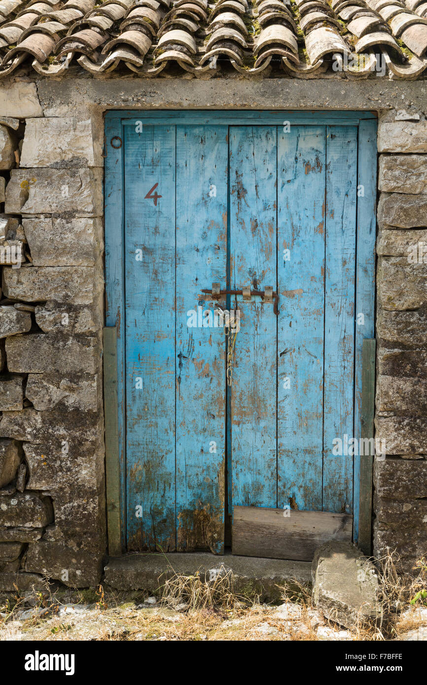 Un vecchio fienile in Meggoulas, Corfù, ha un colore blu porta in legno. Foto Stock