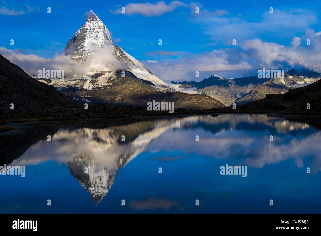 Lago Riffelsee, Monte Cervino, Monte Cervino, Mont Cervin, 4.478 m, Rotenboden, Pennine, Zermatt, Vallese, Svizzera Foto Stock