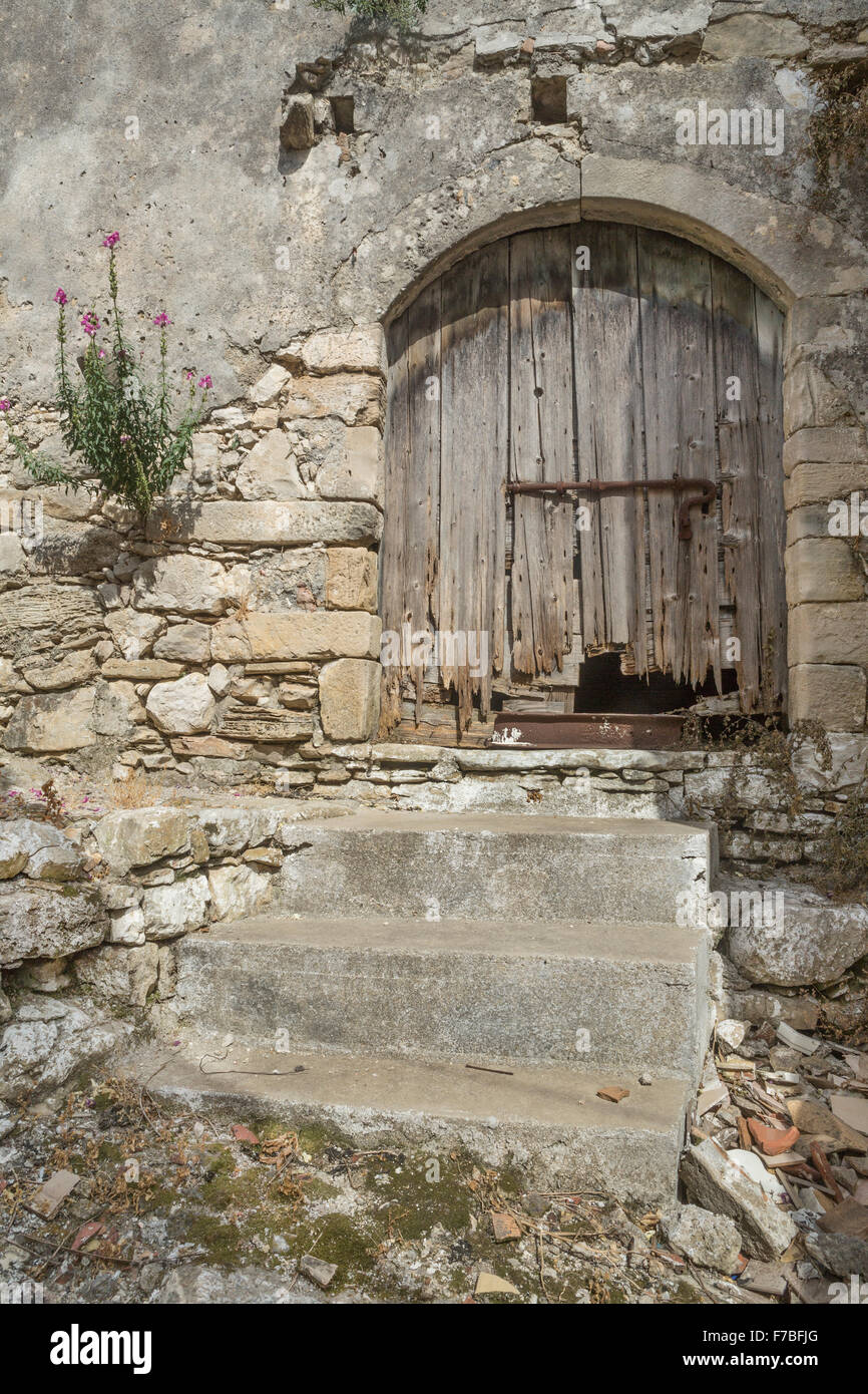 Un vecchio fienile porta in Grecia Foto Stock