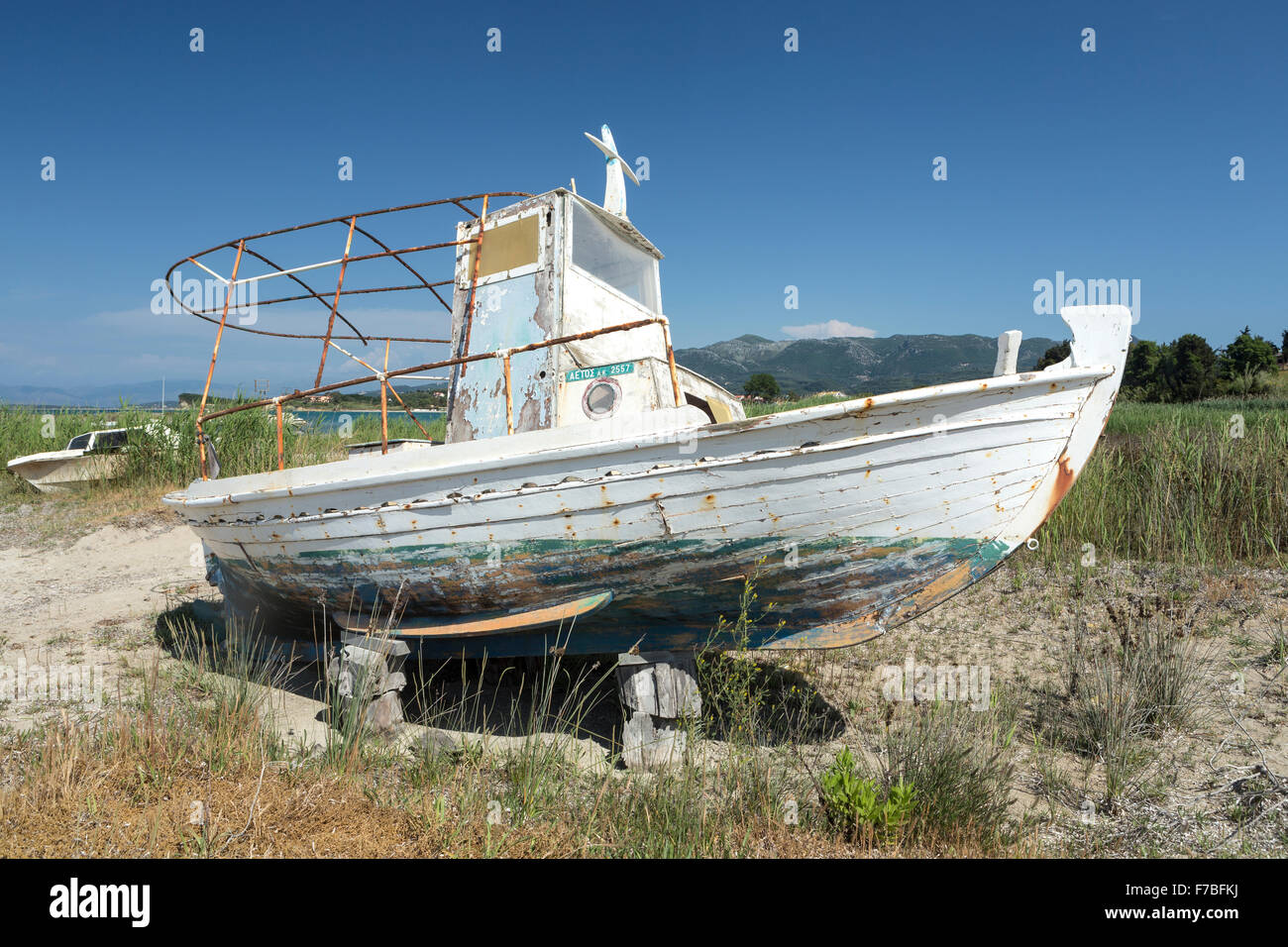 Un vecchio decadendo greco in legno barca da pesca in un cantiere navale a Astrakeri, Corfù Foto Stock