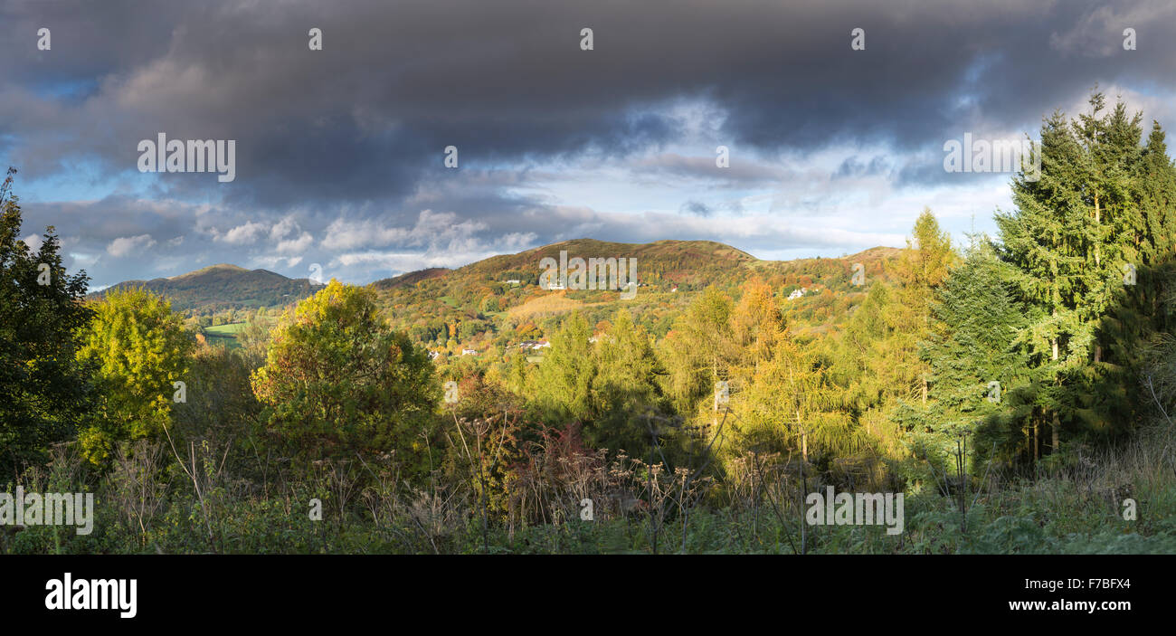 Malvern Hills in autunno con una forte luce del tramonto. Foto Stock