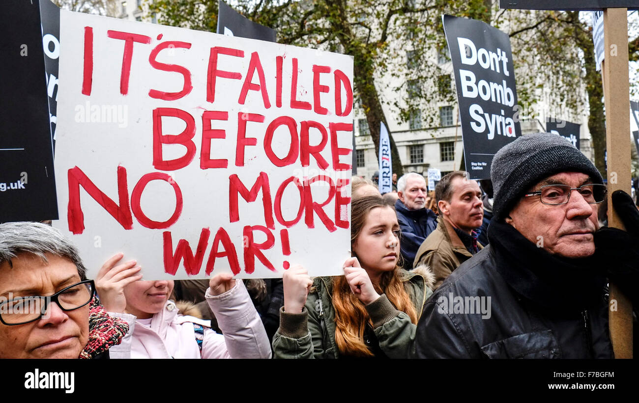 Londra, UK, 28 Novembre, 2015. Un grande cartello tenutasi aloft da giovani manifestanti in segno di protesta contro il governo del Regno Unito proposta di iniziare il bombardamento di Siria. Credito: Gordon Scammell/Alamy Live News Foto Stock