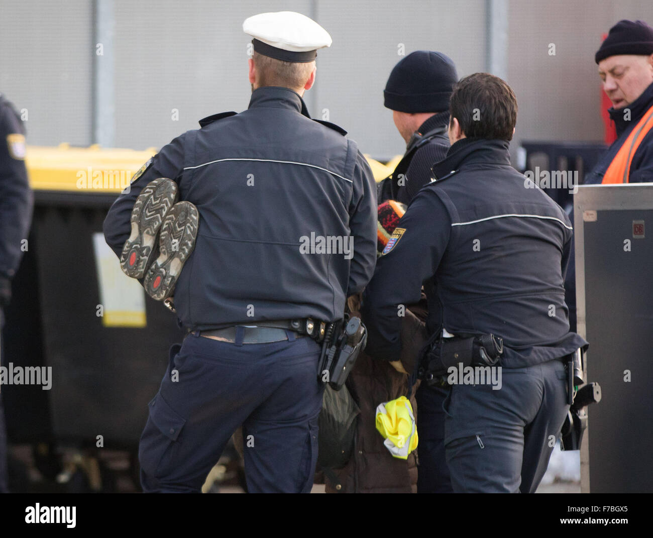 La polizia a portare via un cambiamento climatico protester che era stato il blocco binari del treno di fronte a un treno speciale che doveva prendere il tedesco il Ministro dell'ambiente, Barbara Hendricks (SPD) al vertice sul clima che si terrà a Parigi, presso la stazione principale di Frankfurt am Main, Germania, 28 novembre 2015. Foto: FRANK RUMPENHORST/DPA Foto Stock