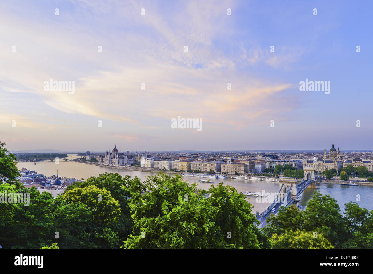 Budapest, il ponte della catena, il Parlamento, Ungheria Foto Stock