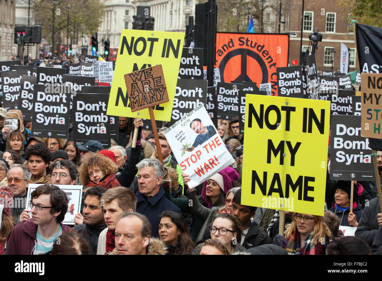 Londra, Regno Unito. 28 Novembre, 2015. Anti-guerra di attivisti protesta al di fuori di Downing Street per opporsi alla partecipazione britannica le incursioni aeree sulla Siria. Credito: Mark Kerrison/Alamy Live News Foto Stock