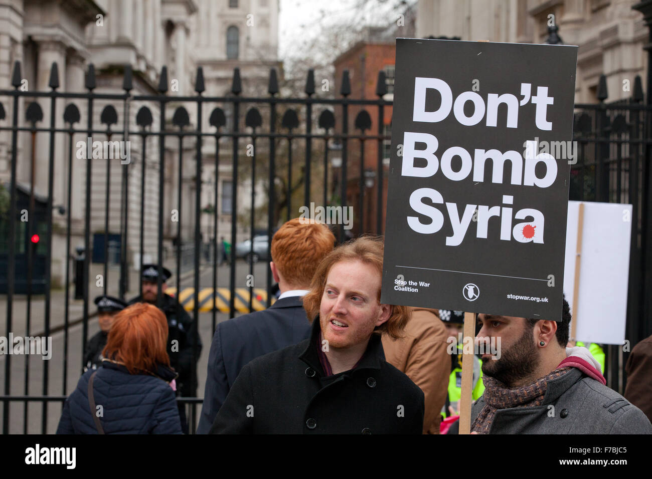 Londra, Regno Unito. 28 Novembre, 2015. Anti-guerra di attivisti protesta al di fuori di Downing Street per opporsi alla partecipazione britannica le incursioni aeree sulla Siria. Credito: Mark Kerrison/Alamy Live News Foto Stock