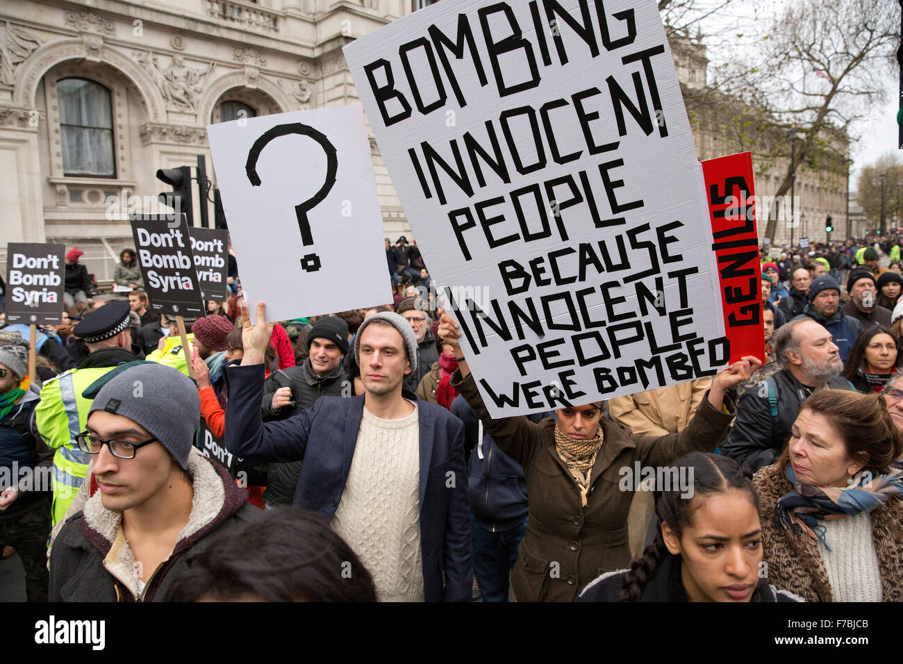 Londra, Regno Unito. 28 Novembre, 2015. Anti-guerra di attivisti protesta al di fuori di Downing Street per opporsi alla partecipazione britannica le incursioni aeree sulla Siria. Credito: Mark Kerrison/Alamy Live News Foto Stock