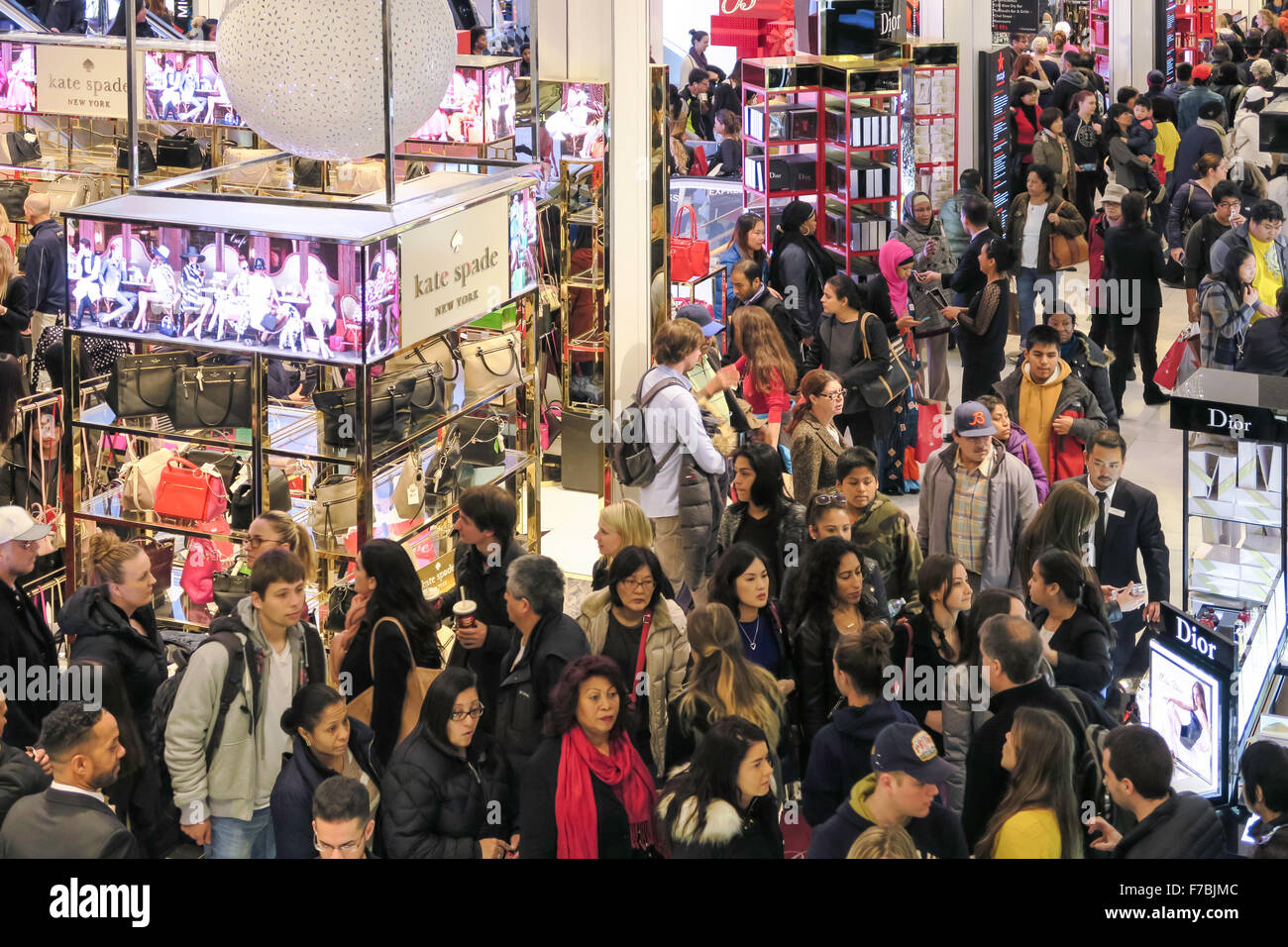 La folla lo Shopping al Macy's Flagship Department Store in Herald Square sul Venerdì nero, NYC Foto Stock