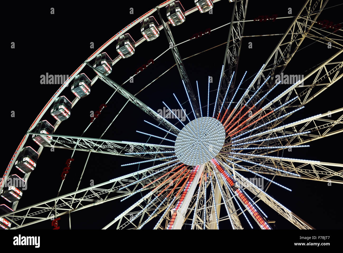 Bruxelles, Belgio. 27 Novembre, 2015. Ruota panoramica Ferris accoglie gli ospiti e la gente locale nel giorno di apertura delle Meraviglie Invernali festa il 27 novembre 2015 a Bruxelles, in Belgio Credito: Skyfish/Alamy Live News Foto Stock