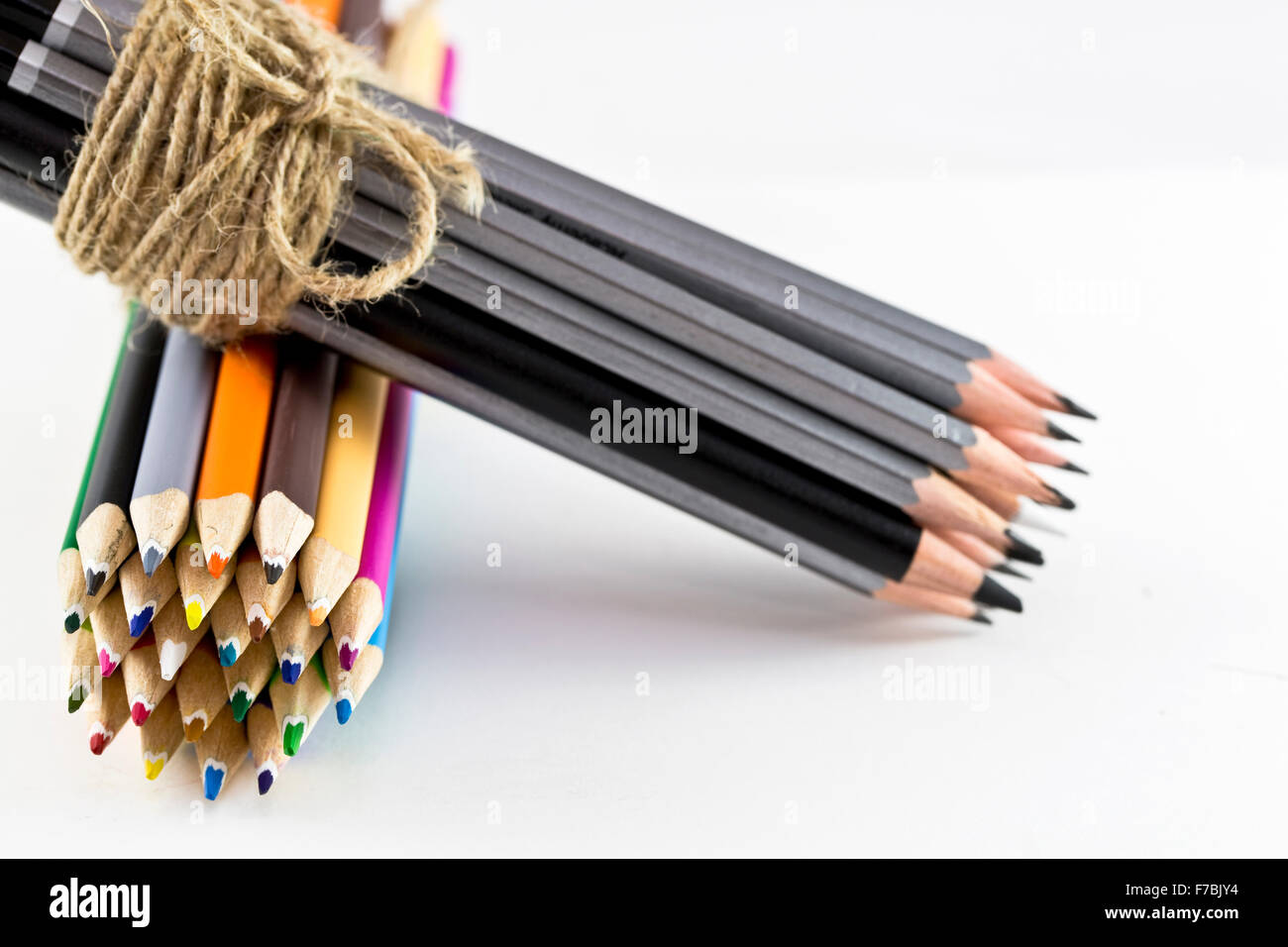 Bundle di colore nero e matite legati insieme con spago di iuta Foto Stock