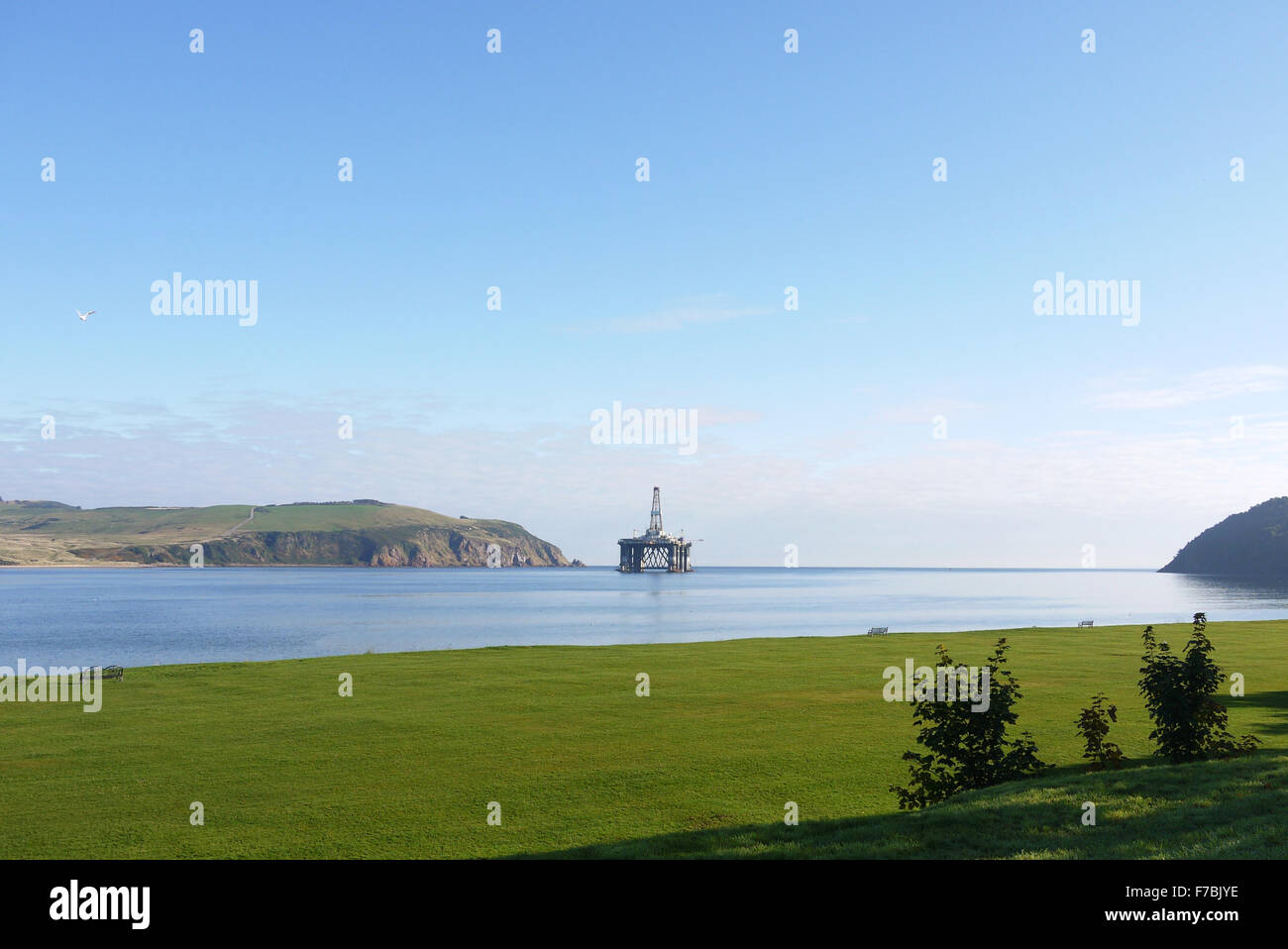 Gigante piattaforma dell'olio all'ingresso del Cromarty Firth, Scozia Foto Stock