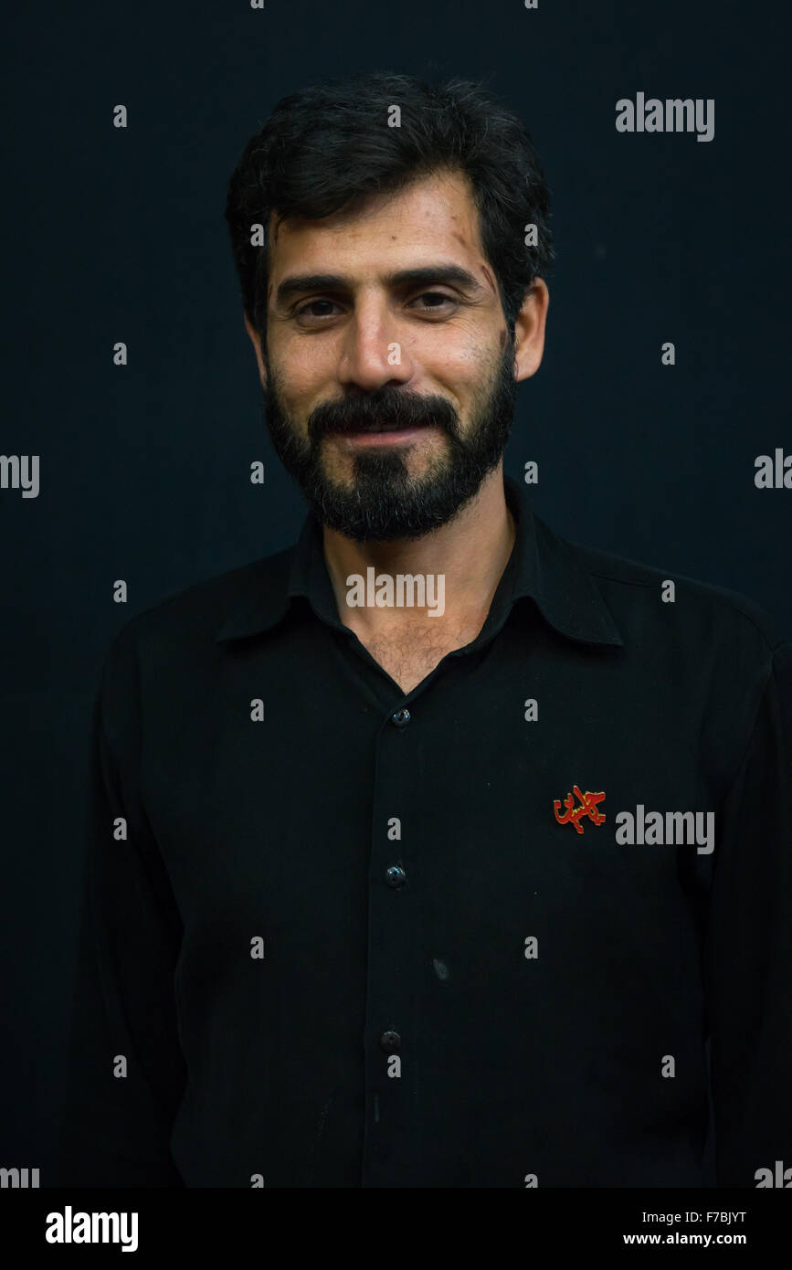 Sciita iraniano Mourner musulmana dal Mad di Hussein comunità con le lesioni sul suo volto causato da auto-flagellazione durante Muharram, Provincia di Isfahan, Kashan, Iran Foto Stock