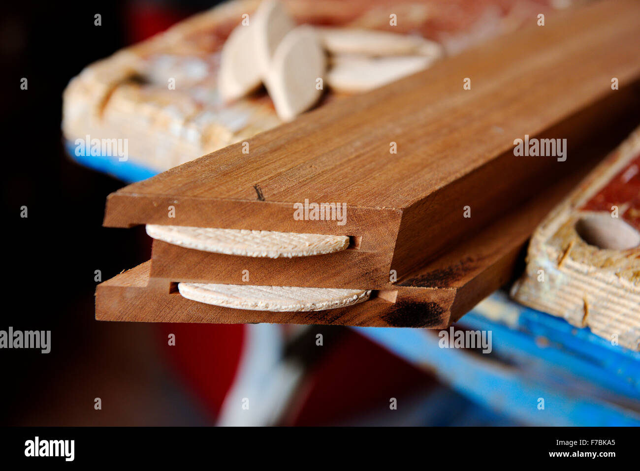 Telaio in legno tagliato per fare un angolo quadrato e il doppio slot per biscotti di giunzione, entrambi i biscotti inserito Foto Stock