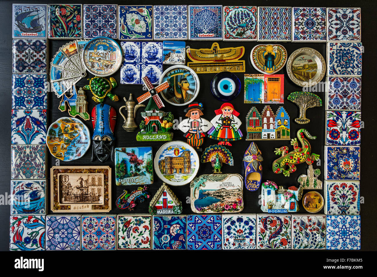 Collezione di magneti per il frigo da molte sedi in diversi paesi (Turchia, Grecia, Egitto, Portogallo, Spagna, Polonia, Belgio Foto Stock