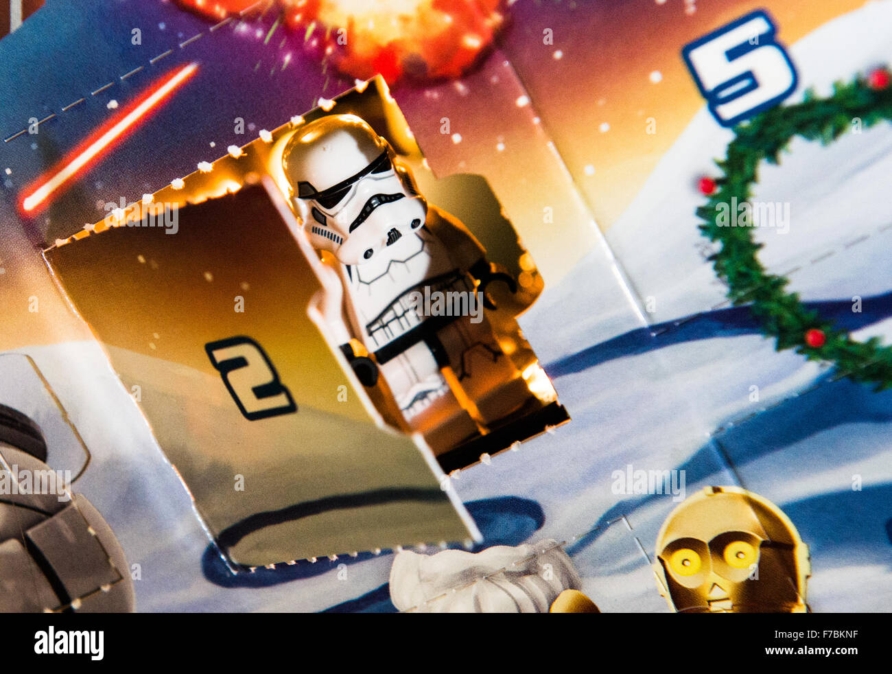Illustrazione - uno stormtrooper figura da noi franchising film Star Wars featured in un calendario da Lego a Francoforte, Germania, 27 novembre 2015. Foto: Alexander HEINL/dpa Foto Stock