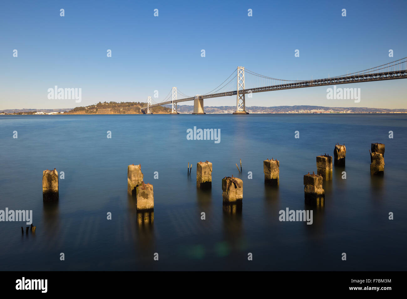 Ponte della Baia di San Francisco, come si vede dal Embarcadero. L'isola del tesoro. Foto Stock