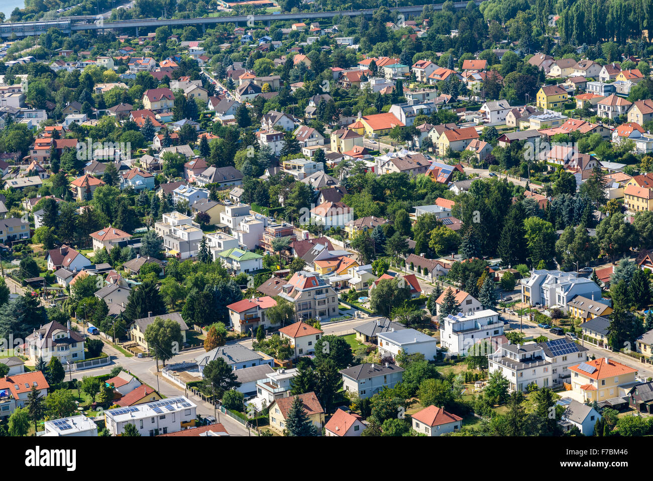 Vista aerea dei sobborghi di tetti di Vienna in Austria. Foto Stock