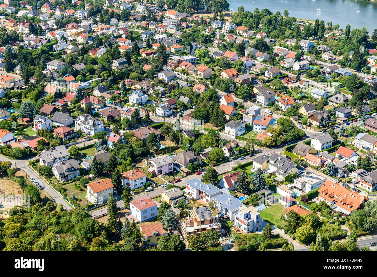 Vista aerea dei sobborghi di tetti di Vienna in Austria. Foto Stock