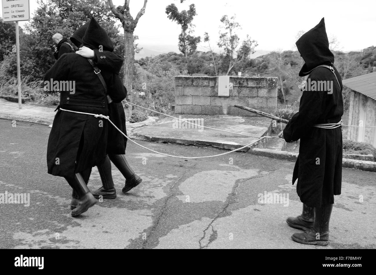 Orotelli, Sardegna, Italia, 3/2011.Gli uomini indossando il tradizionale nero maschera Thurpos presso il famoso carnevale in Barbagia. Foto Stock
