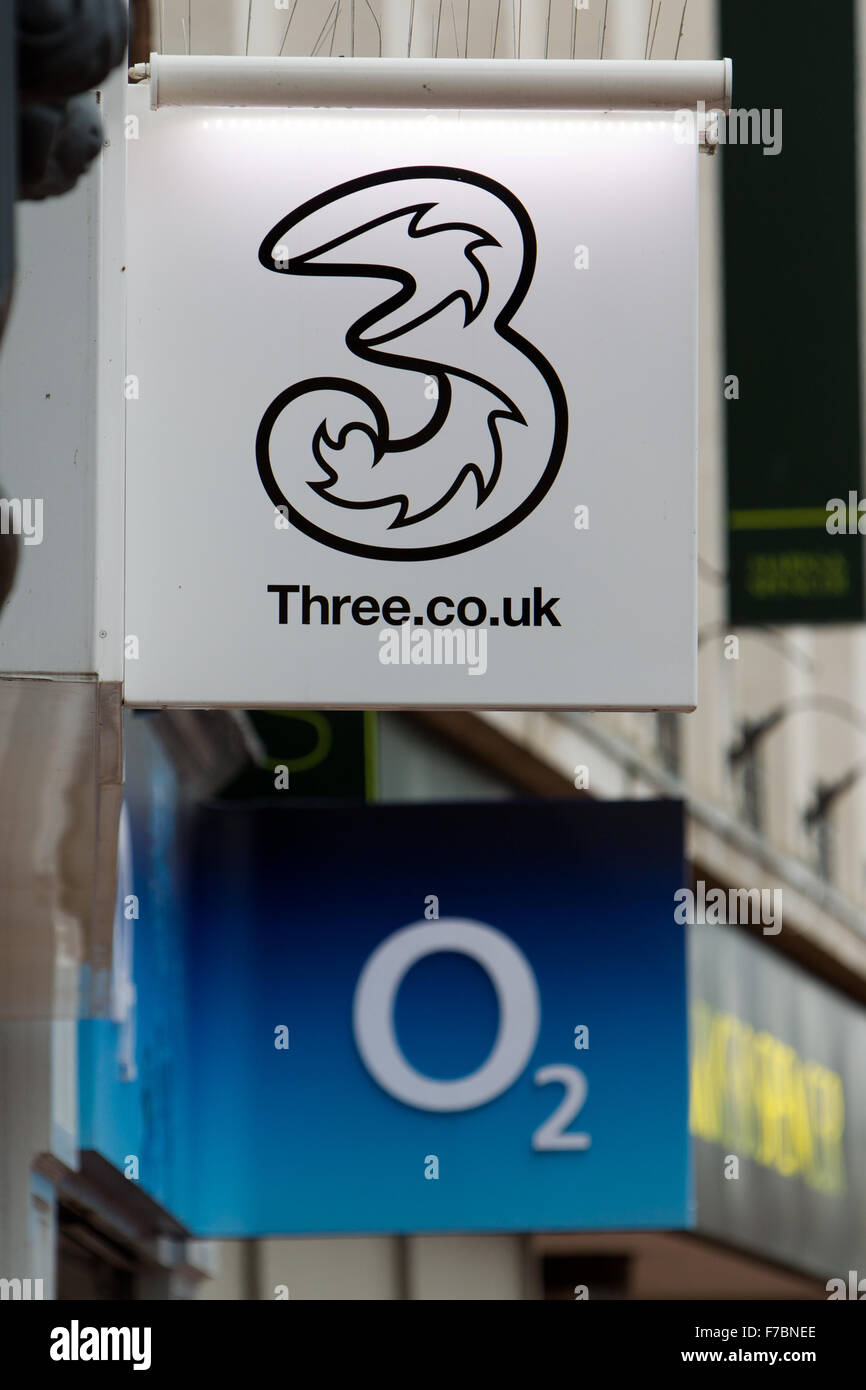 Tre & O2 rete mobile i loghi del marchio su high street Foto Stock