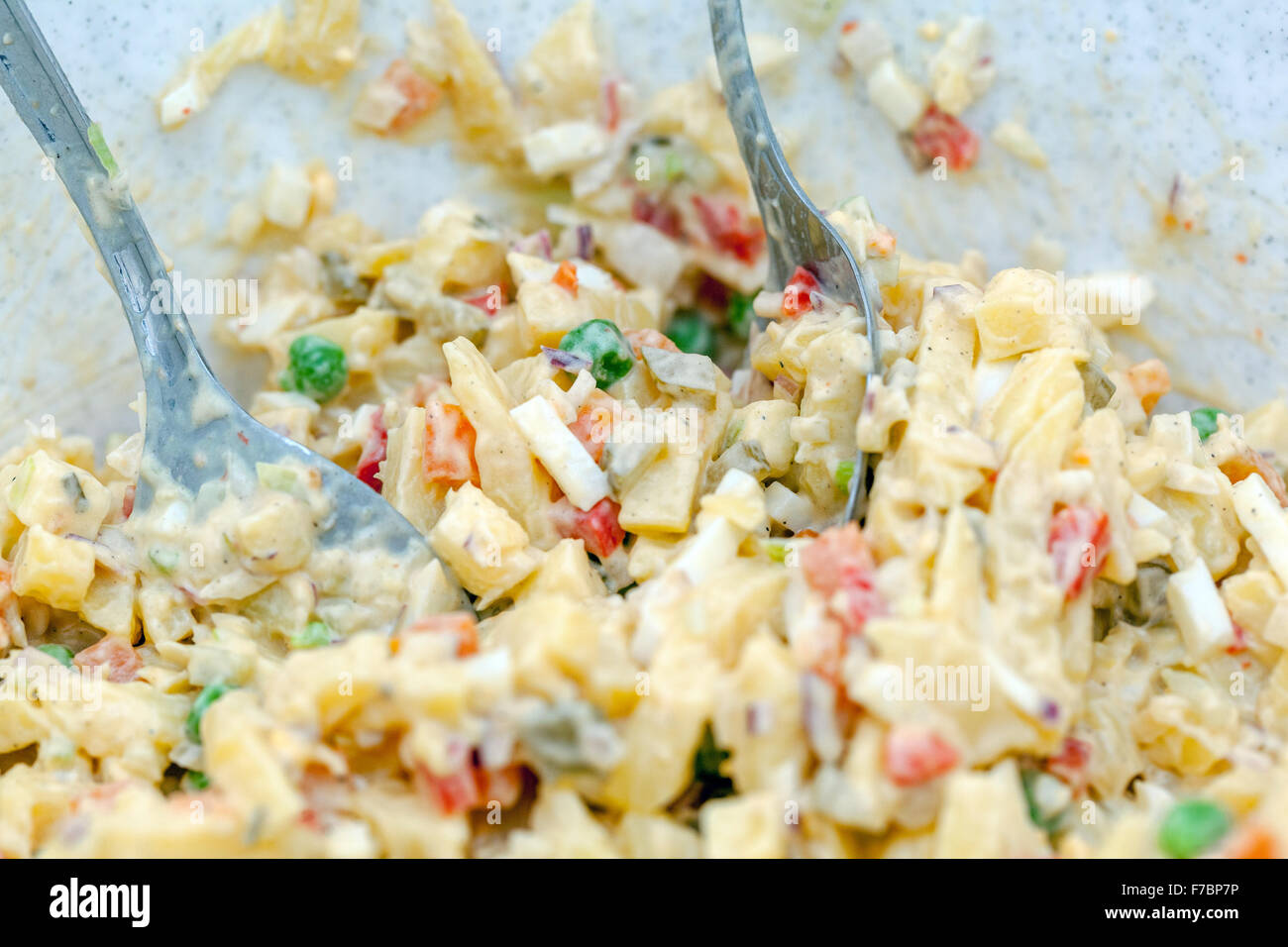 Gli ingredienti in insalata di patate a dadini, salsiccia, cetriolo, patate e maionese Foto Stock