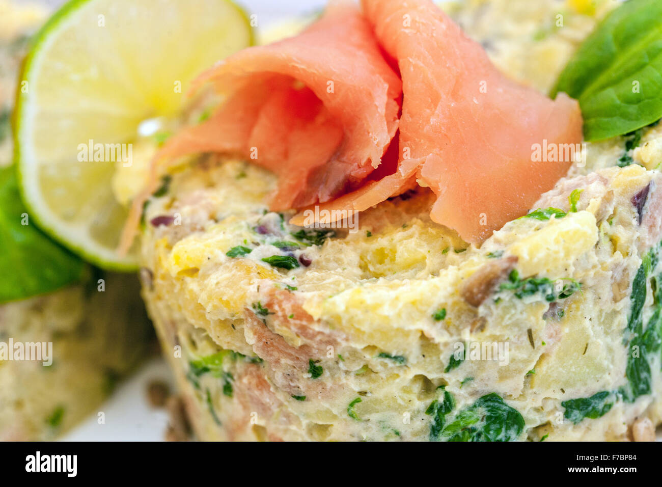 Insalata di patate guarnite con salmone ceca tradizionale piatto per il pranzo di Natale Foto Stock
